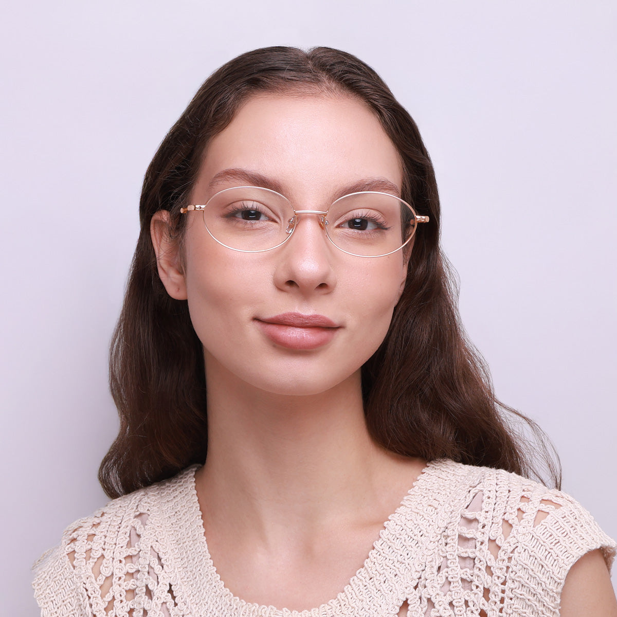 Óculos Oval Médio IM2 Dourado em modelo com rosto médio.