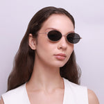 Óculos Oval Médio IM2 Médio em modelo com rosto médio.