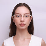 Óculos Oval Médio IM3 Dourado em modelo com rosto médio.