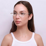 Armação iM7 Dourado Metal Oval em modelo com rosto pequeno.