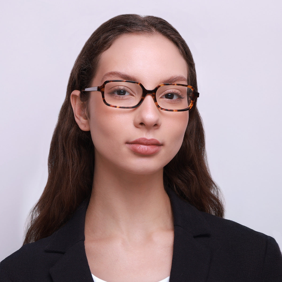 Óculos Geométrico J4 Tartaruga em modelo com rosto médio.