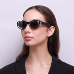 Óculos Gato K23 Azul em modelo com rosto pequeno.