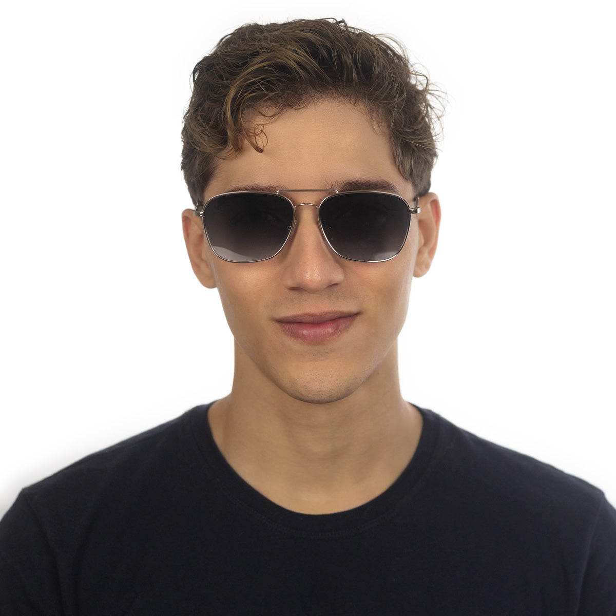 Óculos Metal Aviador Reverso Médio HM5 Prata em modelo com rosto pequeno.
