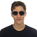 Óculos Metal Aviador Reverso Médio HM5 Prata em modelo com rosto pequeno.
