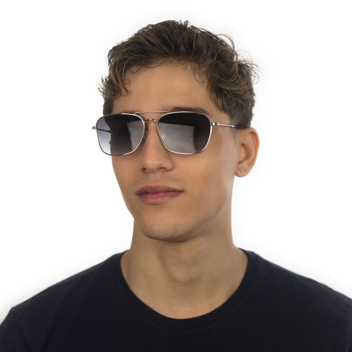 Óculos Metal Aviador Reverso Médio HM5 Prata em modelo com rosto pequeno.
