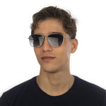 Óculos Metal Aviador Reverso Médio HM5 Prata em modelo com rosto pequeno.
