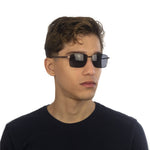 Óculos Metal Quadrado EM6 Bronze em modelo com rosto pequeno.