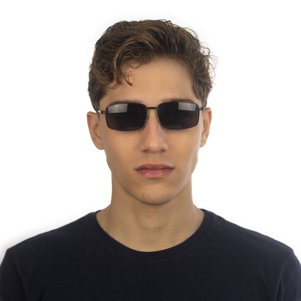 Óculos Metal Retangular Médio EM1 Preto em modelo com rosto pequeno.