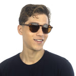 Óculos Redondo Médio B4 Tartaruga em modelo de rosto pequeno.