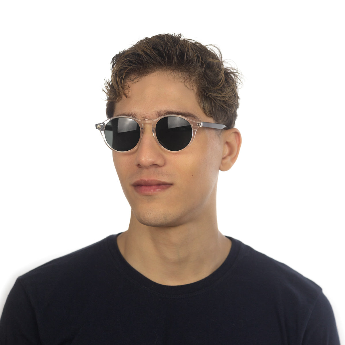 Óculos Redondo Pequeno C3 Cristal em modelo com rosto pequeno.