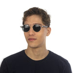 Óculos Redondo Pequeno C3 Cristal em modelo com rosto pequeno.