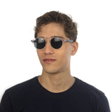 Óculos Redondo Pequeno C3 Cristal em modelo com rosto pequeno.