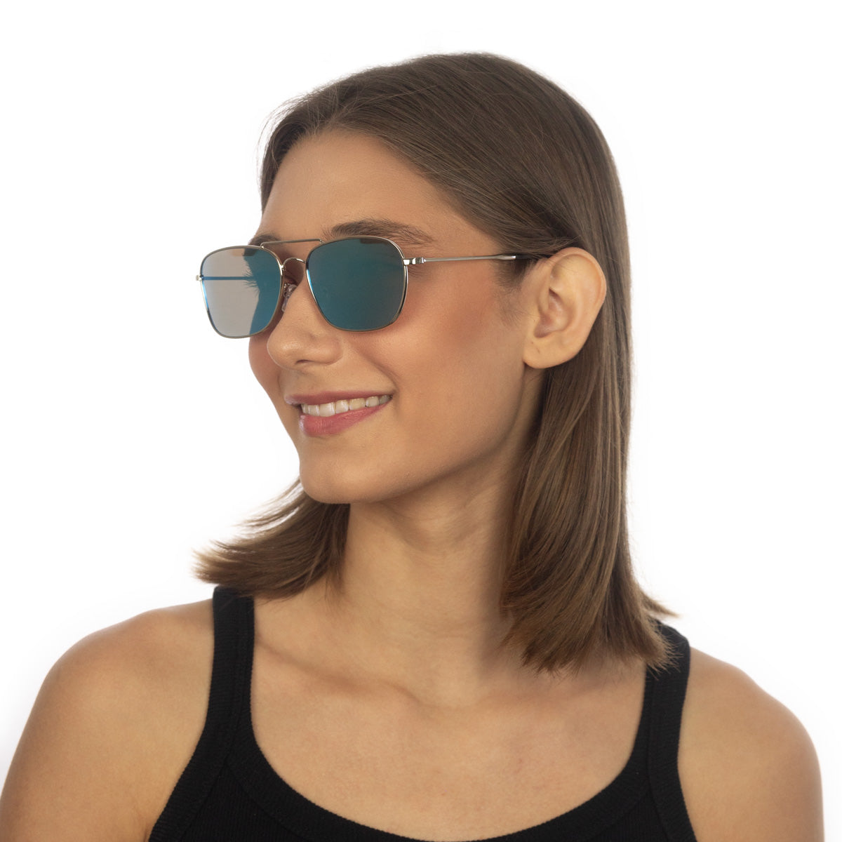 Óculos Metal Aviador Reverso Médio HM5 Prata em modelo com rosto médio.
