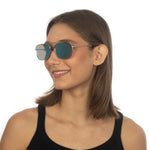 Óculos Metal Aviador Reverso Médio HM5 Prata em modelo com rosto médio.
