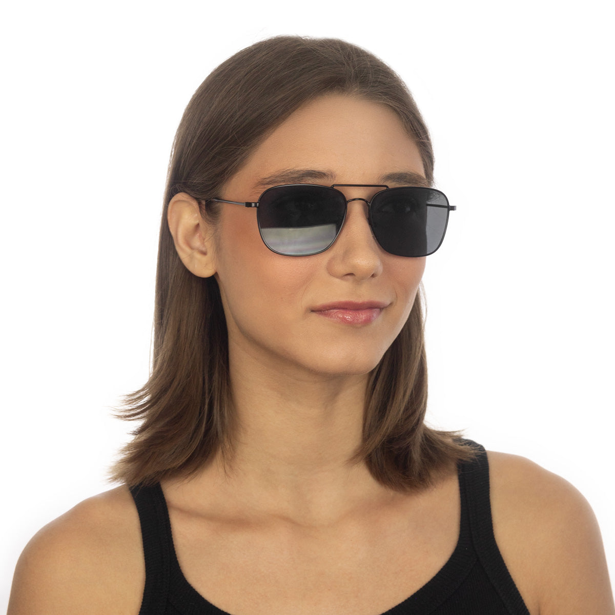 Óculos Metal Aviador Reverso Médio HM5 Preto em modelo com rosto médio.
