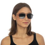 Óculos Metal Aviador Reverso Médio HM5 Preto em modelo com rosto médio.
