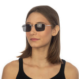 Óculos Metal Quadrado DM2 Prata em modelo com rosto médio.
