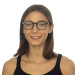 Óculos Redondo Médio B4 Verde em modelo de rosto médio.