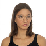 Óculos Oval iM5 Dourado em modelo com rosto pequeno.